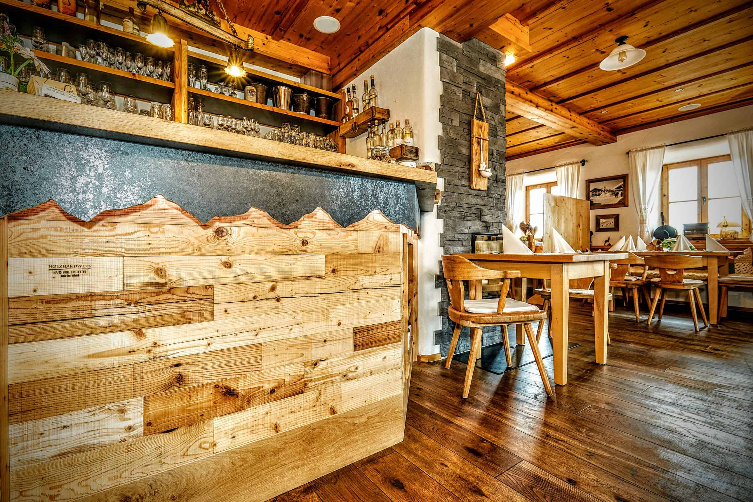 Geschwungene Linien an der Bar - Holzbau Alpin Zimmerei und Innenausbau