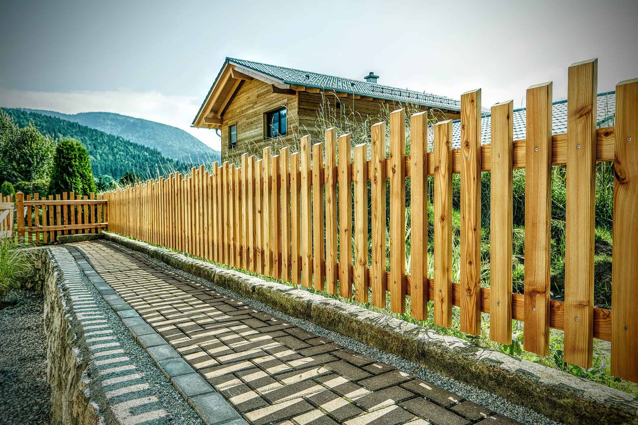 Holzzaun in Reit im Winkl, Referenz Projekt - Holzeingang eines Familienhauses in Reit im Winkl - Holzbau Alpin Zimmerei und Innenausbau