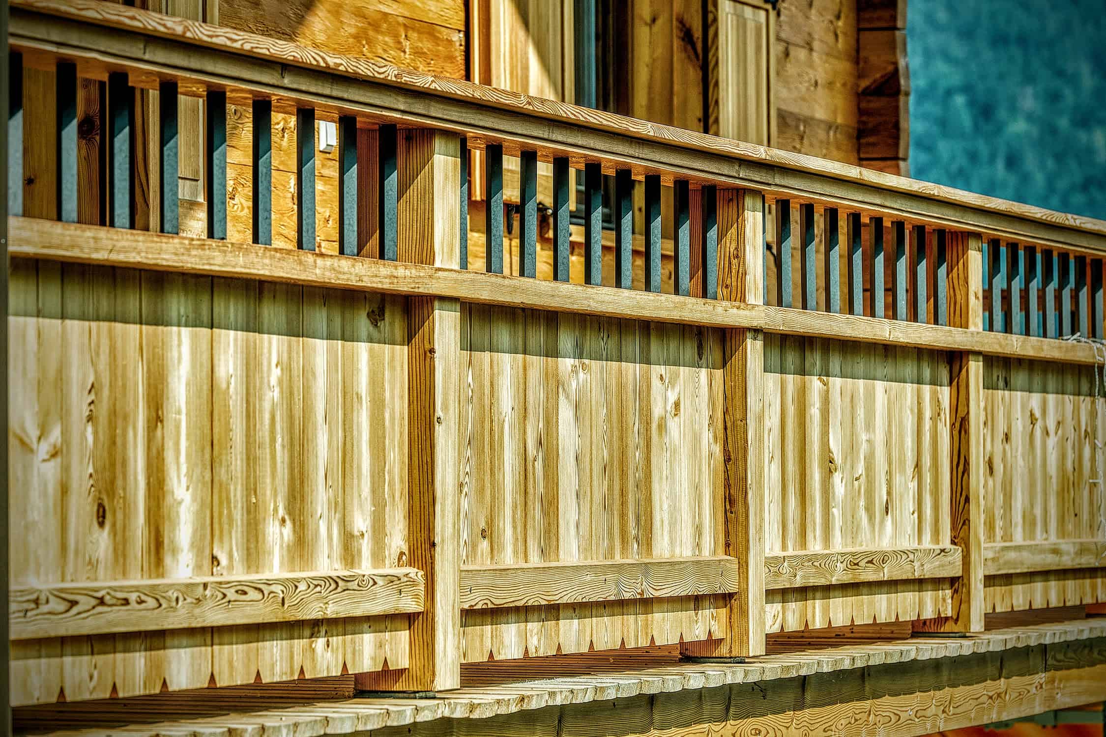 Holzbalkon mit Liebe zum Detail - Holzeingang eines Familienhauses in Reit im Winkl - Holzbau Alpin Zimmerei und Innenausbau