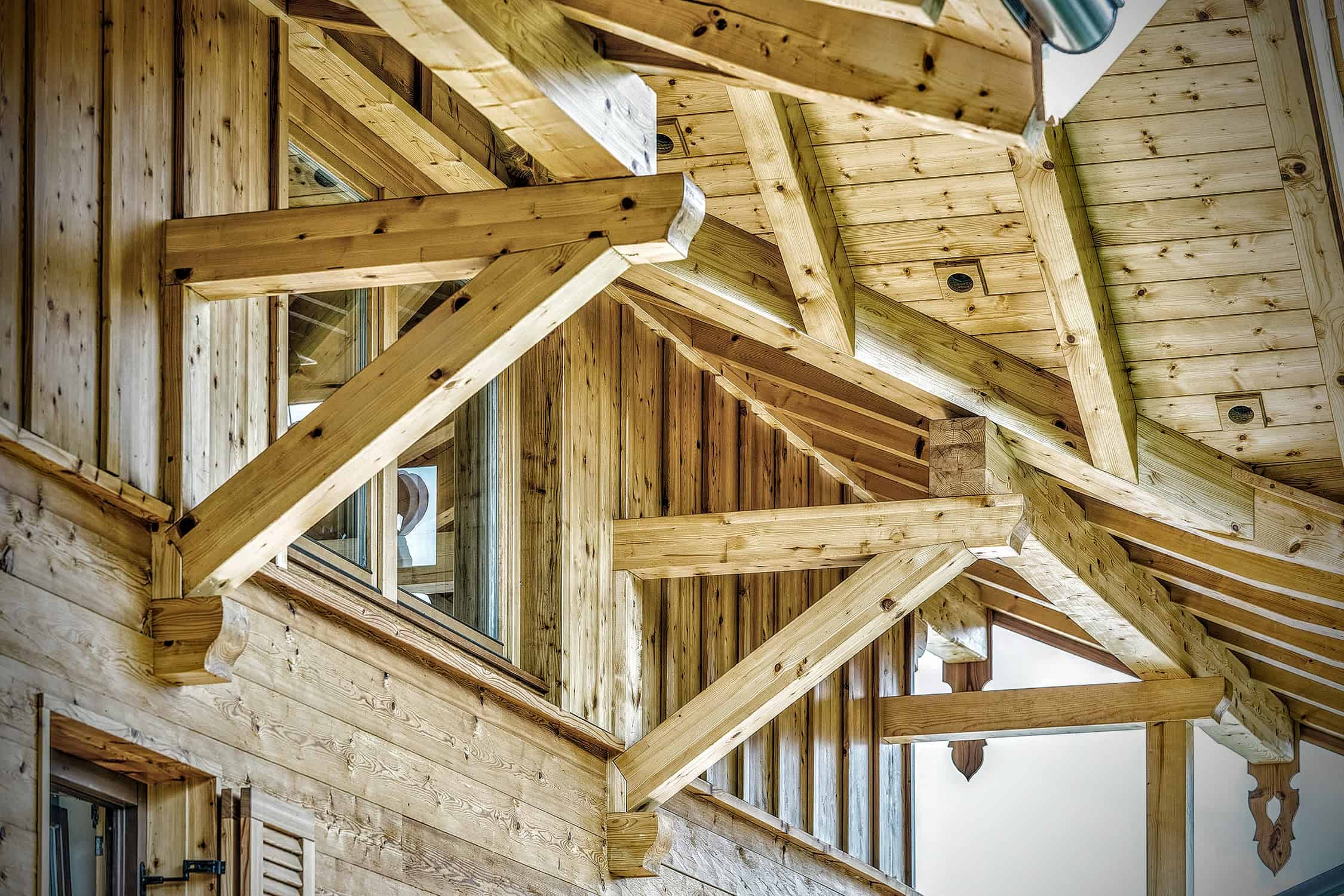 Holz Konstruktion für ein Dach, das ein Leben lang hält - Holzeingang eines Familienhauses in Reit im Winkl - Holzbau Alpin Zimmerei und Innenausbau