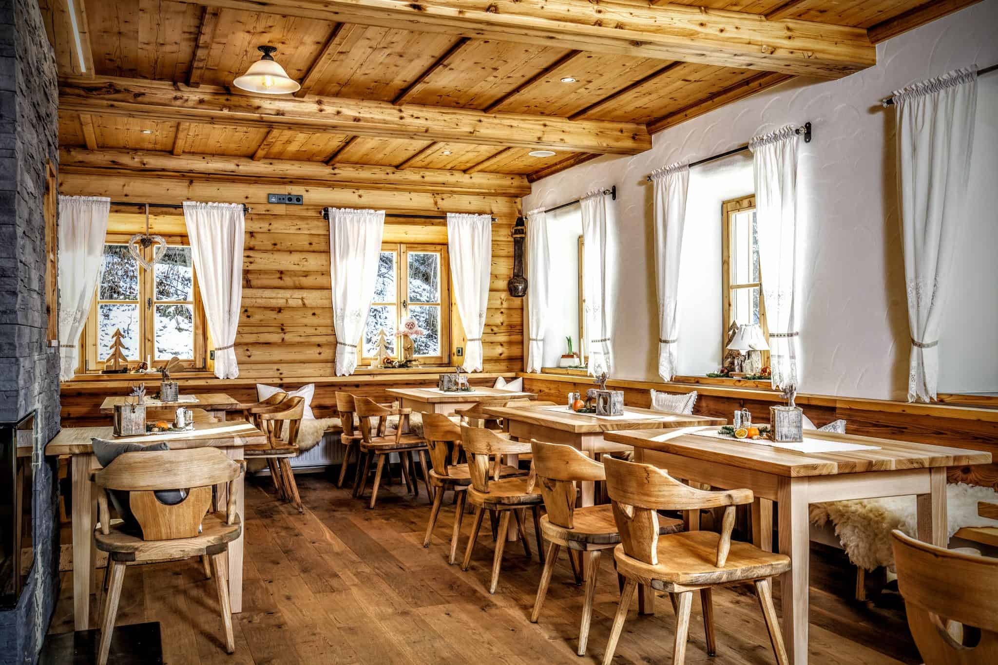 Gaststube wie aus dem Paradies - Holzbau Alpin Zimmerei und Innenausbau